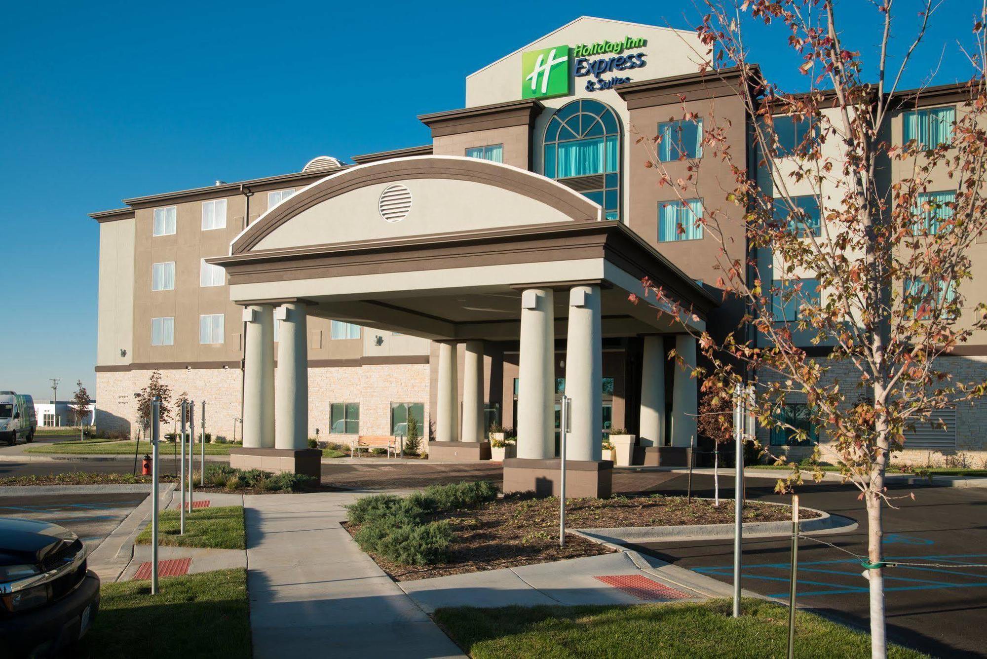 Express & North Kansas By Ihg Hotel 2*