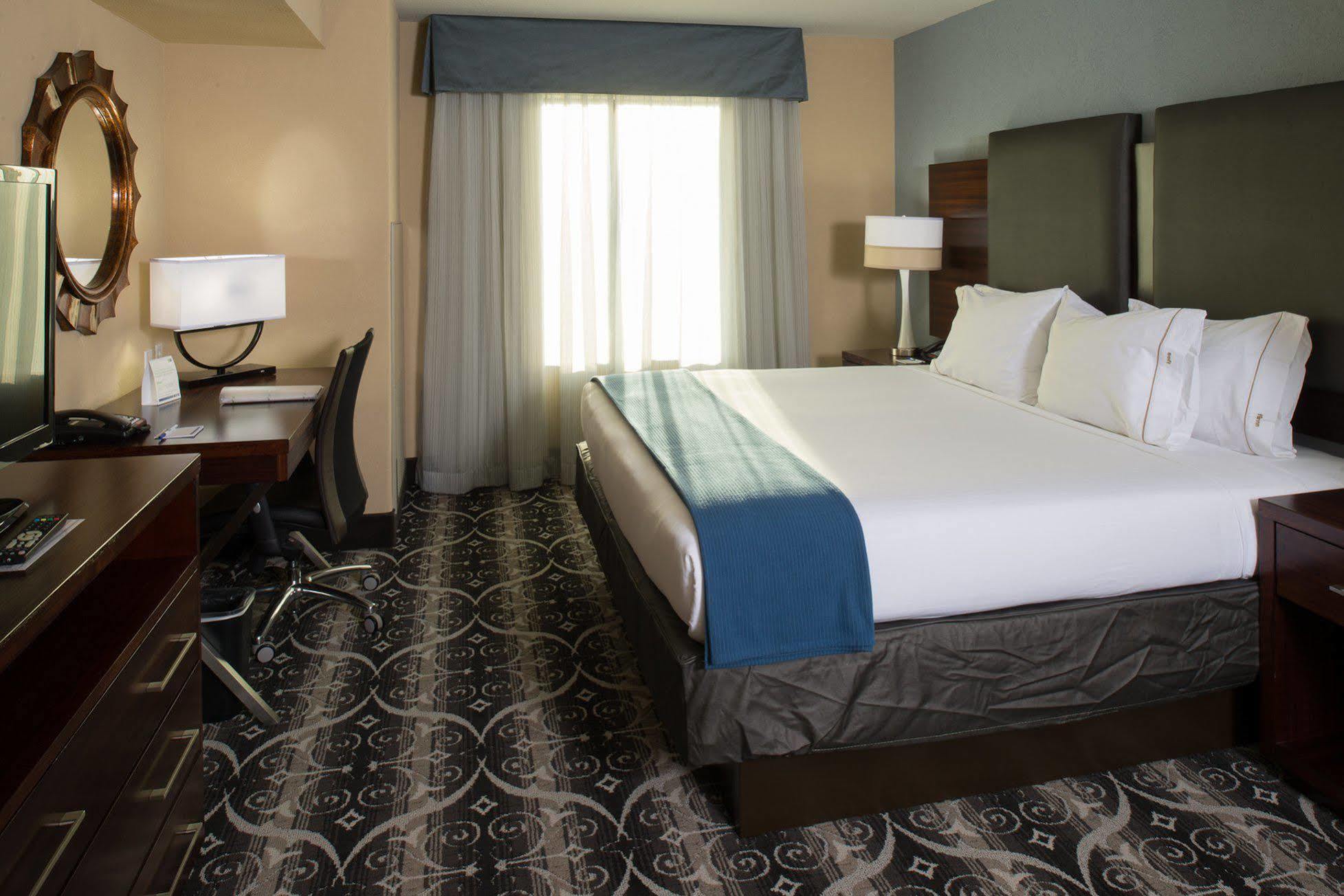 Express & North Kansas By Ihg Hotel Kansas City