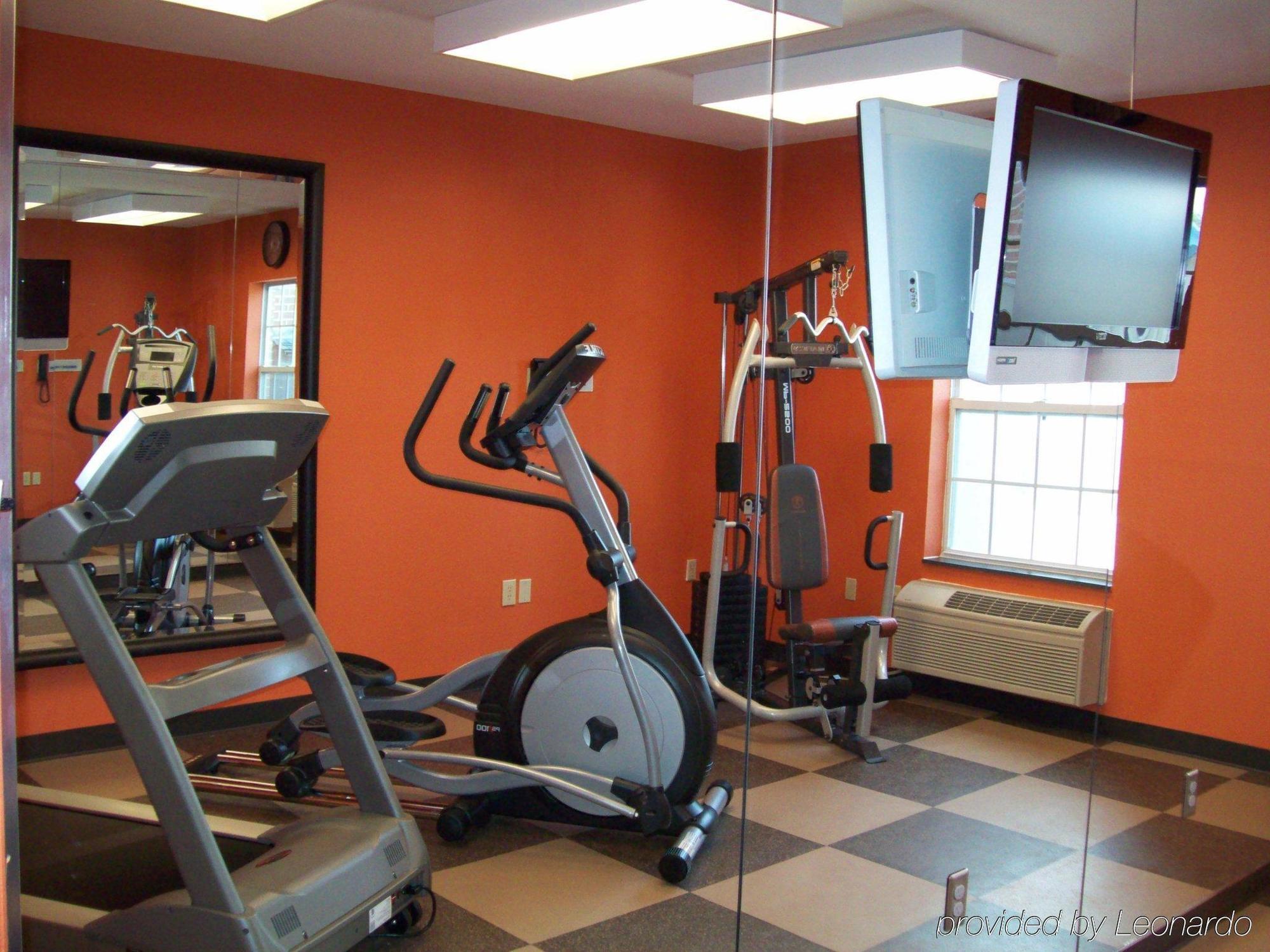 Express & North Kansas By Ihg Hotel 2*